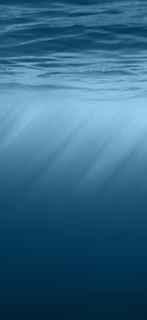 陽光穿過海面照射到深藍色海水中。 — Galaxy S25 Ultra 壁紙