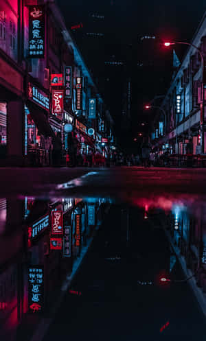 夜晚霓虹燈照亮的城市街道，潮濕的路面反射著發光的招牌。