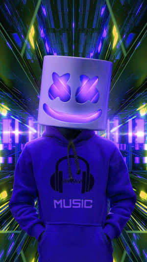 DJ Marshmello 在霓虹燈隧道中穿著印有 'music' 的連帽衫。