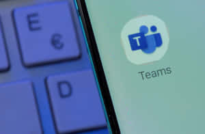 Microsoft Teams應用程式圖標顯示在智能手機上，旁邊是鍵盤。