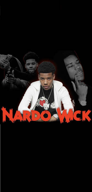 饒舌歌手 Nardo Wick 身穿白色外套，黑色背景上嘅紅色文字。
