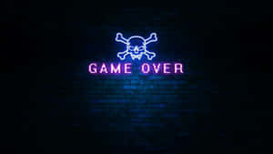 深色磚牆上的霓虹骷髏頭和交叉骨頭 game over 標誌。