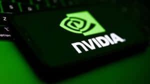 NVIDIA標誌在鍵盤上的智能手機屏幕上發出綠色光芒。