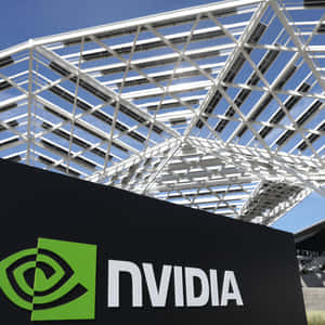 陽光明媚的日子裡，現代太陽能板屋頂下的NVIDIA標誌。