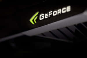 黑色顯示卡上發光綠色 GeForce 標誌的特寫。