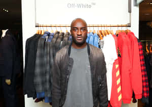 男子在店內Off-White服裝展示前擺姿勢。