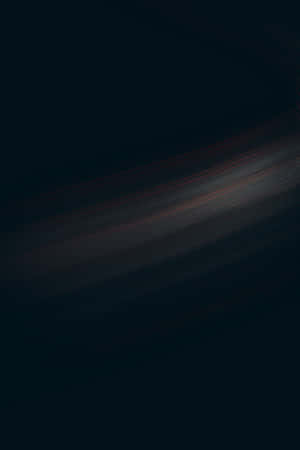 帶有暖色光對角線條紋的暗色抽象背景。