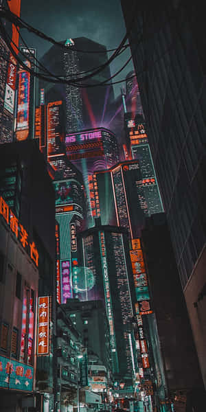 繁華城市夜晚中，霓虹燈照亮嘅高聳摩天大樓，帶有發光招牌同架空電線。 — 18:9 壁紙
