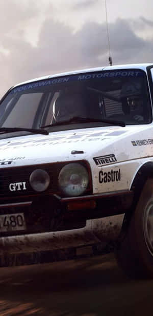 沾滿泥濘的白色拉力賽車，帶有Castrol和Pirelli標誌，在泥濘賽道上飛馳。 — Huawei Mate 70 Air 壁紙