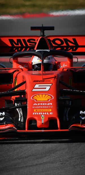 紅色法拉利F1賽車與車手Charles Leclerc在賽道上。 — Huawei Mate 70 Air 壁紙