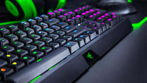 帶有彩色背光和Razer標誌的黑色遊戲鍵盤。