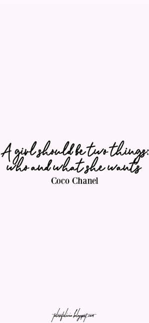 Coco Chanel 名言以黑色草書顯示於薰衣草背景上