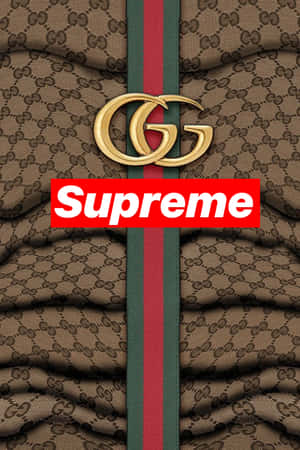 棕色Gucci GG圖案布料，帶有金色標誌和紅綠條紋，上面覆蓋著紅色Supreme盒標誌。