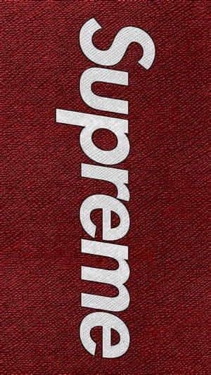 白色 Supreme 標誌在紅色牛仔布背景上