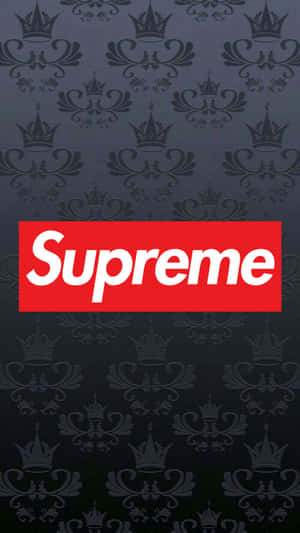 深灰色牆紙，帶有皇冠圖案和紅色Supreme標誌。