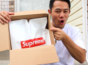 男子在屋外興奮地打開Supreme襯衫盒。
