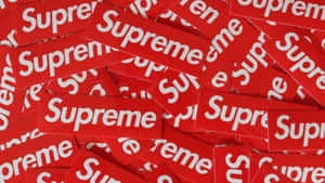 紅色Supreme品牌貼紙堆疊在一起，帶有白色文字。