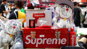 在繁忙的零售活動中，紅色Supreme行李箱內有多啦A夢毛公仔、運動鞋和Zippo打火機。