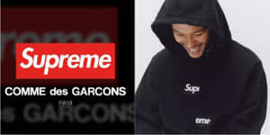 穿著黑色Supreme連帽衫的人在攝影棚微笑