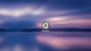 Ubuntu 標誌漂浮在寧靜的暮色水景之上。