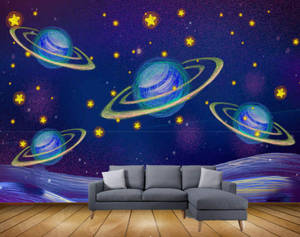 灰色沙發前有色彩繽紛的太空主題壁畫，上面有行星和星星。 — 星星 壁紙
