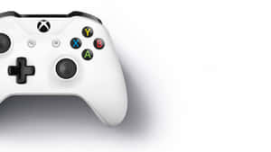 白色Xbox控制器，帶有彩色按鈕，在白色背景上。