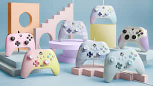 一系列粉彩色Xbox手掣排列在彩色幾何支架上。