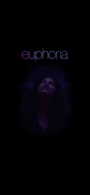女人在黑暗的房間裡向上看，頭頂上有發光的紫色文字 euphoria。