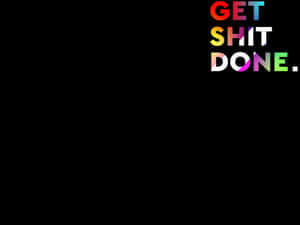 勵志文字「Get Shit Done」以彩虹漸變效果顯示在黑色背景上。