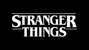 黑色背景上帶有水平線的白色 Stranger Things 標誌。