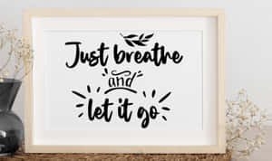 裱框牆藝，上面有語錄「Just breathe and let it go」，周圍環繞乾燥花。 — 語錄 壁紙