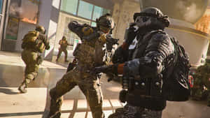 戰術士兵在現代玻璃建築內進行戰鬥。