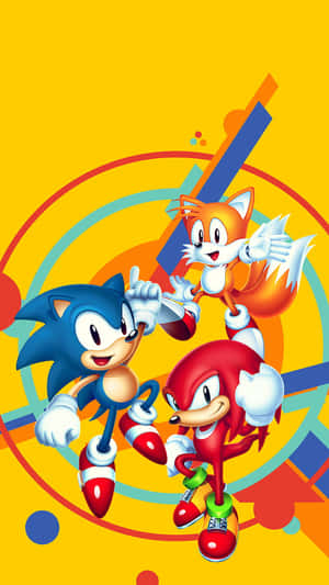 Sonic、Tails 和 Knuckles 在明亮的黃色背景上以色彩繽紛的卡通姿勢出現。
