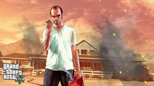 GTA角色在黃昏時分手持槍支和汽油罐靠近燃燒的房子。