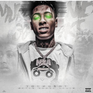 YoungBoy Never Broke Again 擁有發光的綠色眼睛和紋身，穿著連帽衫和鏈條。