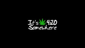 文字圖形顯示「It's 4:20 Somewhere」，在「It's」和「4:20」之間有一片綠色葉子，背景為黑色。