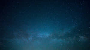 銀河系在深藍色夜空中閃耀，充滿無數星星。