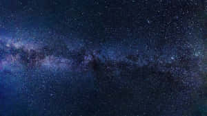 銀河系在黑暗的夜空中閃爍著紫色和藍色的星星。