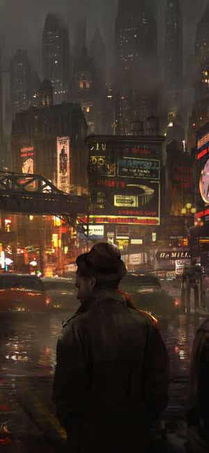 戴著紳士帽的男子在雨夜的城市中，站在發光的霓虹燈下。
