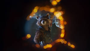 Rocket Raccoon 在一個黑暗的場景中，周圍有發光的橙色燈光。