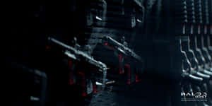來自 Halo 3 ODST 的未來主義突擊步槍帶有紅色光芒，懸掛在黑暗的走廊中。