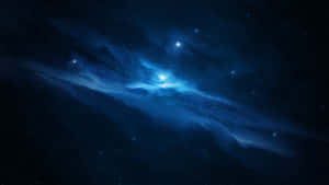 在深空中被星星包圍的發光藍色星雲。