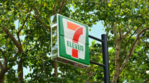 被綠樹和藍天環繞的7-Eleven商店招牌。