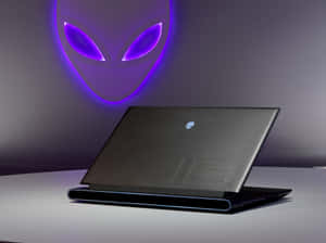 Alienware手提電腦，背後牆上有發光的外星人標誌