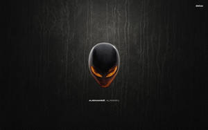 Alienware 標誌，帶有發光橙色眼睛，位於黑色皮革紋理上。