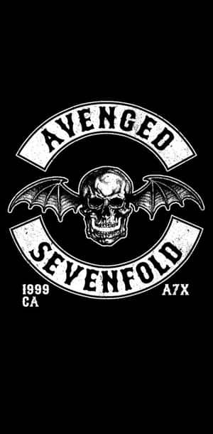 Avenged Sevenfold 樂隊標誌，帶有骷髏頭和蝙蝠翅膀，背景為黑色。