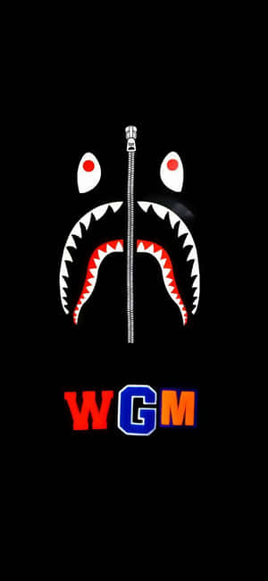 鯊魚臉，中間有拉鍊，黑色背景下方有WGM標誌。