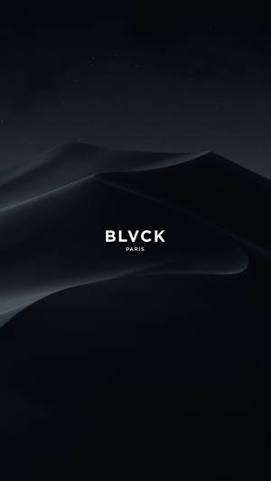 星空下帶有白色文字 BLVCK PARIS 的深色抽象波浪設計