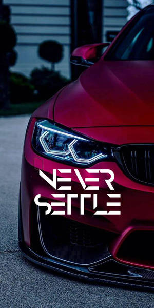 紅色跑車帶有'Never Settle'文字，在黃昏時停放。 — 汽車 壁紙