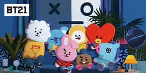 BT21卡通角色一起坐在一個有植物和一盞燈的房間裡。